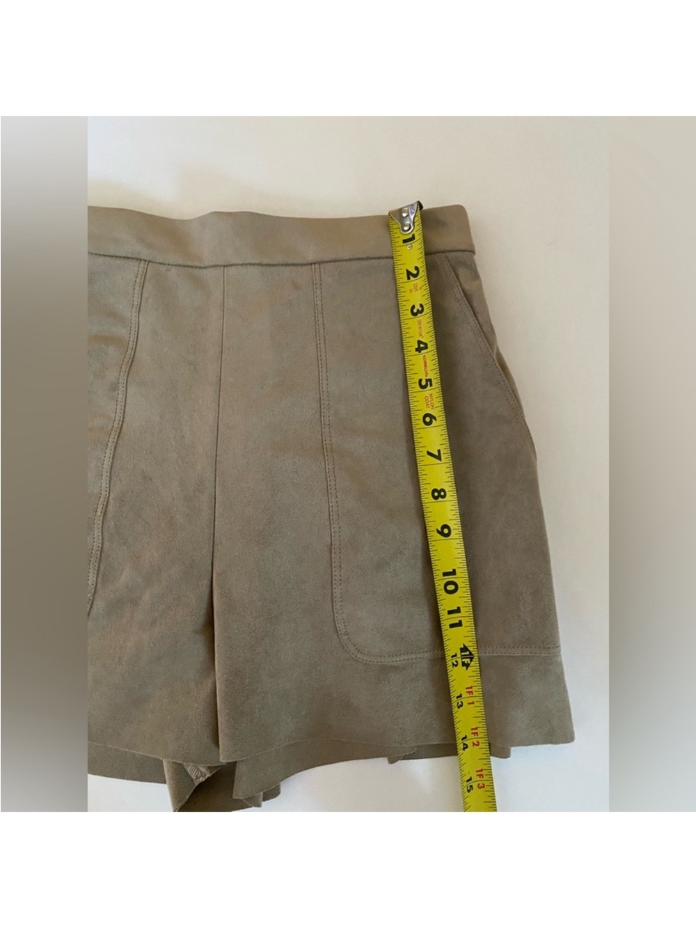 Aritzia Wilfred Women's Shorts Bossier Faux Suede Tan Shorts size Medium - Picture 8 of 13